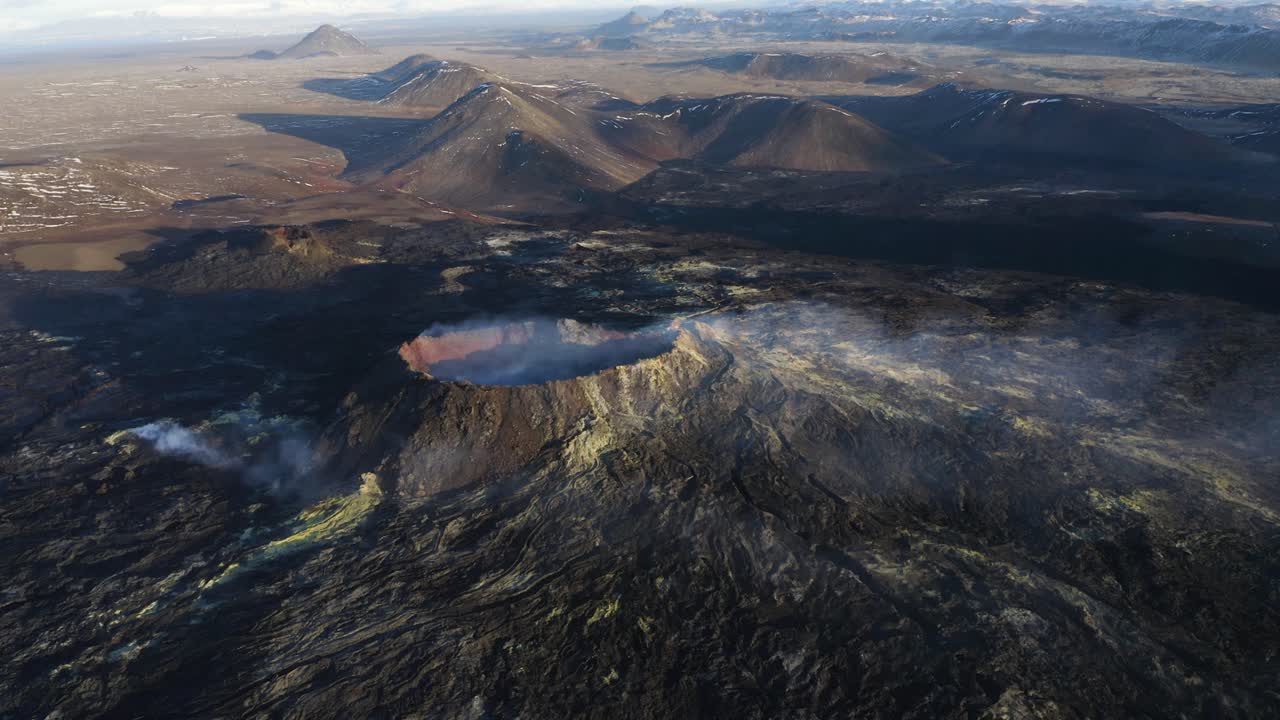 Vista aerea del Vulcano Geldingadalir in ebollizione durante una giornata di sole in Islanda - Spettacolare paesaggio vulcanico di giorno