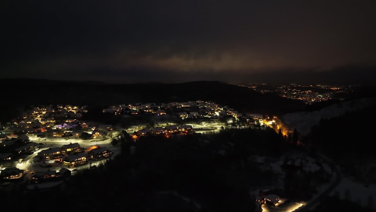 Boligområde i Norge om vinteren med nogle kørende biler.