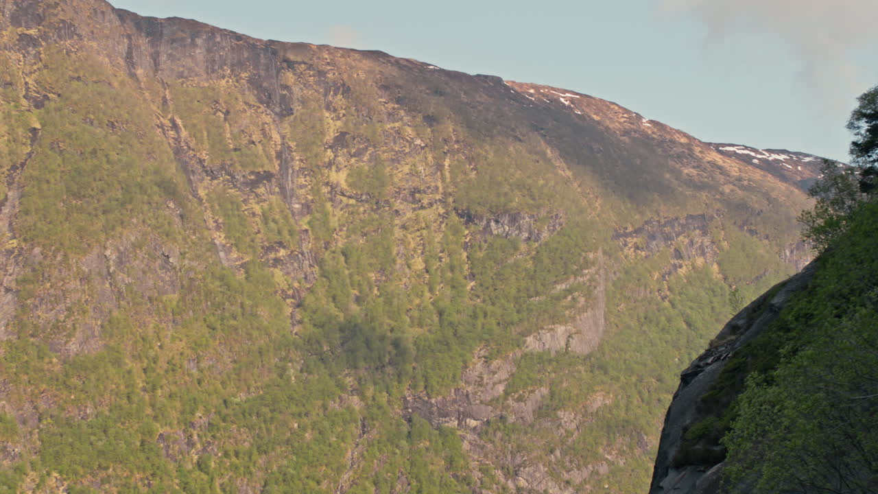 disparo de establecimiento lento que muestra una carretera envuelta alrededor de los impresionantes lagos y montañas