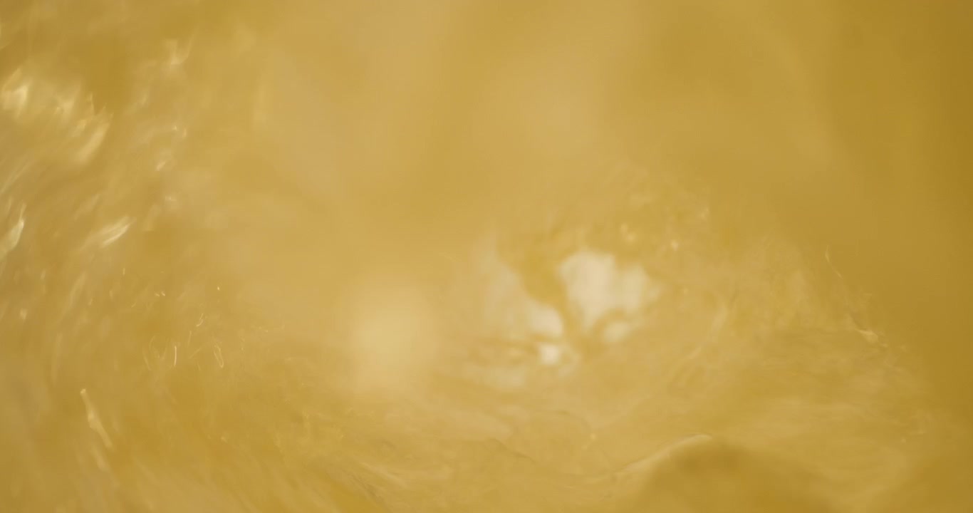 Primer Plano del Interior de un Jugo de Manzana Vertiéndose