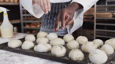 Verschiedene-Bäcker-Arbeiten-In-Der-Backküche-Und-Streuen-In-Zeitlupe-Mohn-Auf-Brötchen