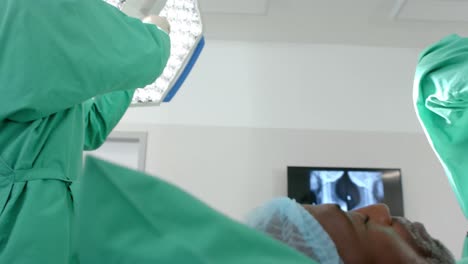 Verschiedene-Chirurgen-In-OP-Kitteln-Operieren-Patienten-Im-Operationssaal,-Zeitlupe