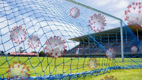 Células-Covid-19-Contra-Un-Hombre-Pateando-Una-Pelota-De-Fútbol-En-Un-Campo-Deportivo