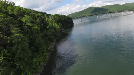 video de drones en la costa en el bosque nacional allegheny y el río en pennsylvania