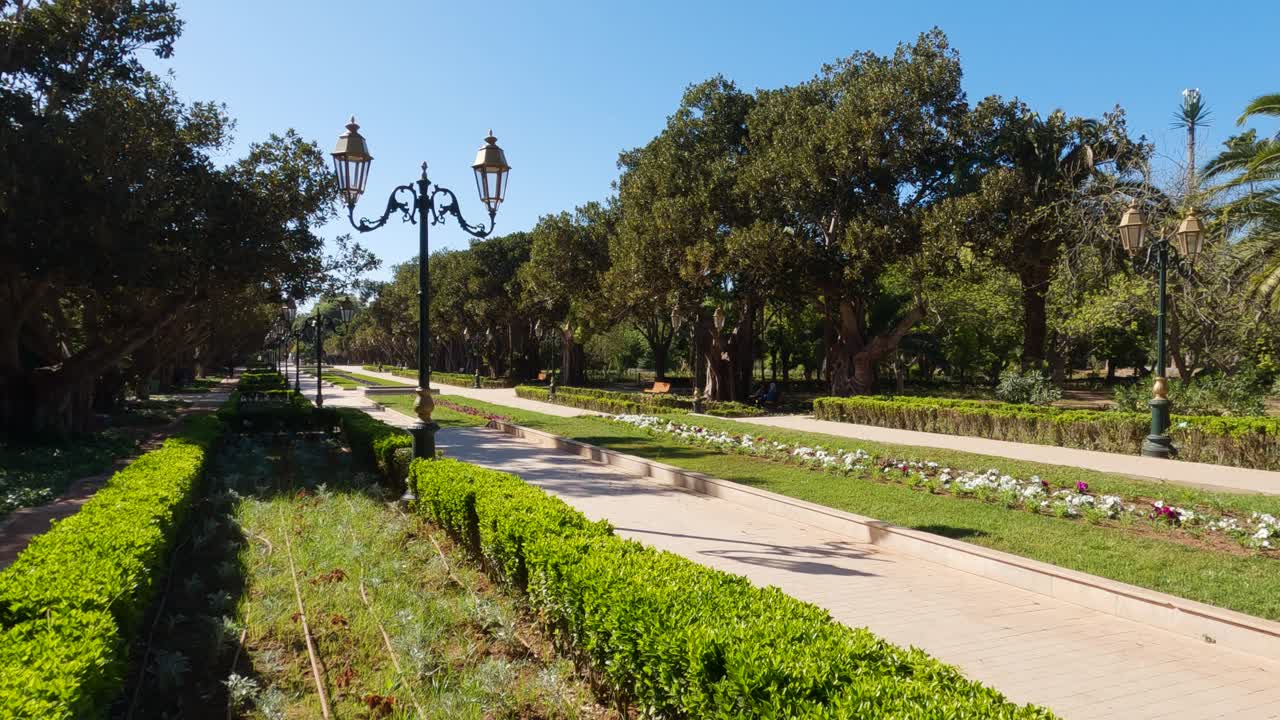 camino a pie en un parque tranquilo, jardín botánico ajardinado rabat en marruecos