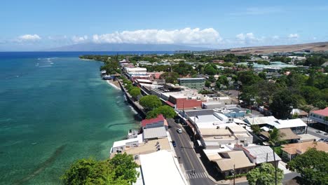 la vista aérea histórica del avión no tripulado de la calle frontal en lahaina maui 4k