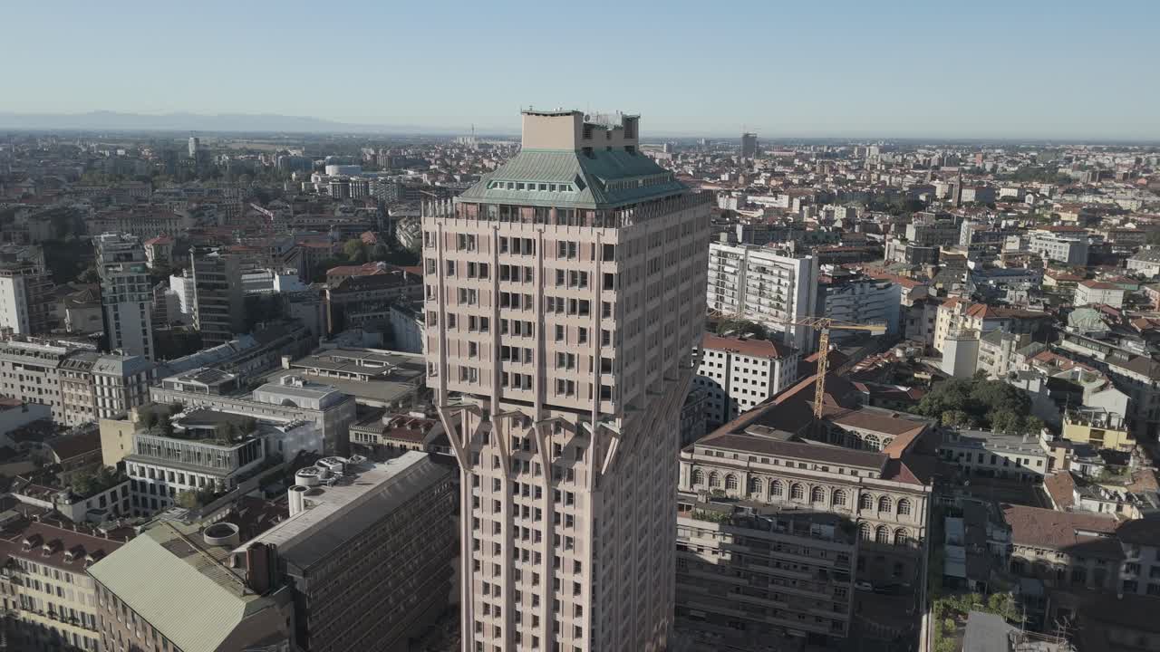 imágenes sorprendentes de drones de la torre velasca en milán.