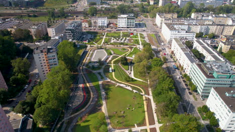 Vista-Superior-De-Un-Moderno-Parque-Centralny-Y-Arquitecturas-Circundantes-En-Gdynia,-Polonia