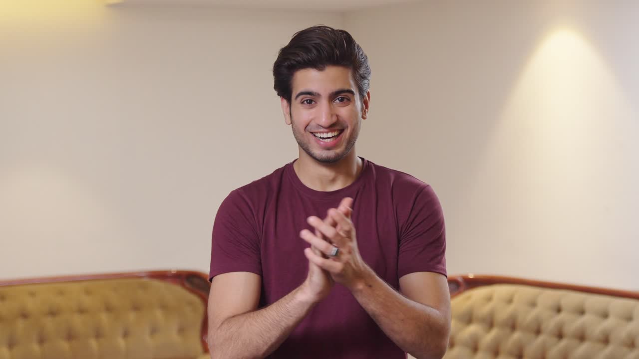 orgulloso padre indio aplaudiendo y animando a su hijo