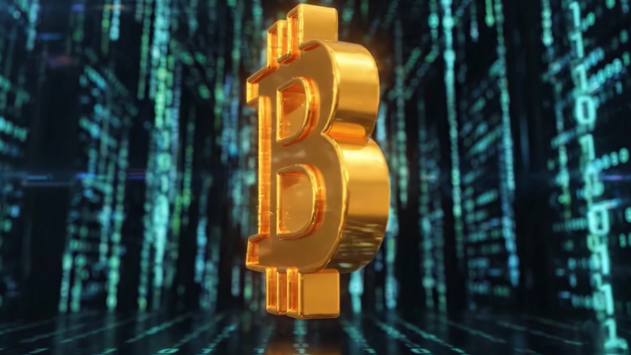 Uma representação visual marcante do Bitcoin, exibindo seu icônico logotipo dourado em meio a um fundo de matriz digital preenchido com código binário em fluxo, enfatizando a interseção entre finanças e tecnologia.