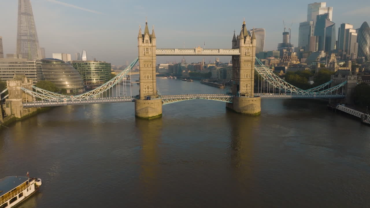 Tower Bridge, London, England - Luftfoto.