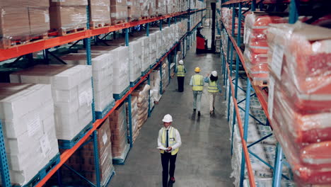 inspección del almacén por parte del personal