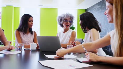Female-boss-talking-at-an-informal-team-meeting
