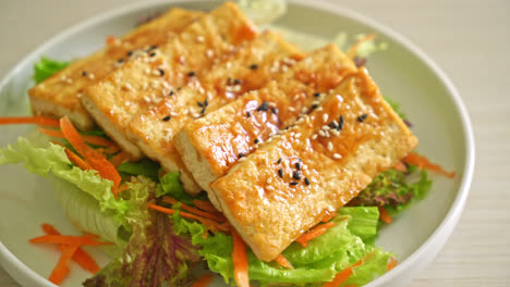 teriyaki-tofu-salad-with-sesame---vegan-and-vegetarian-food-style