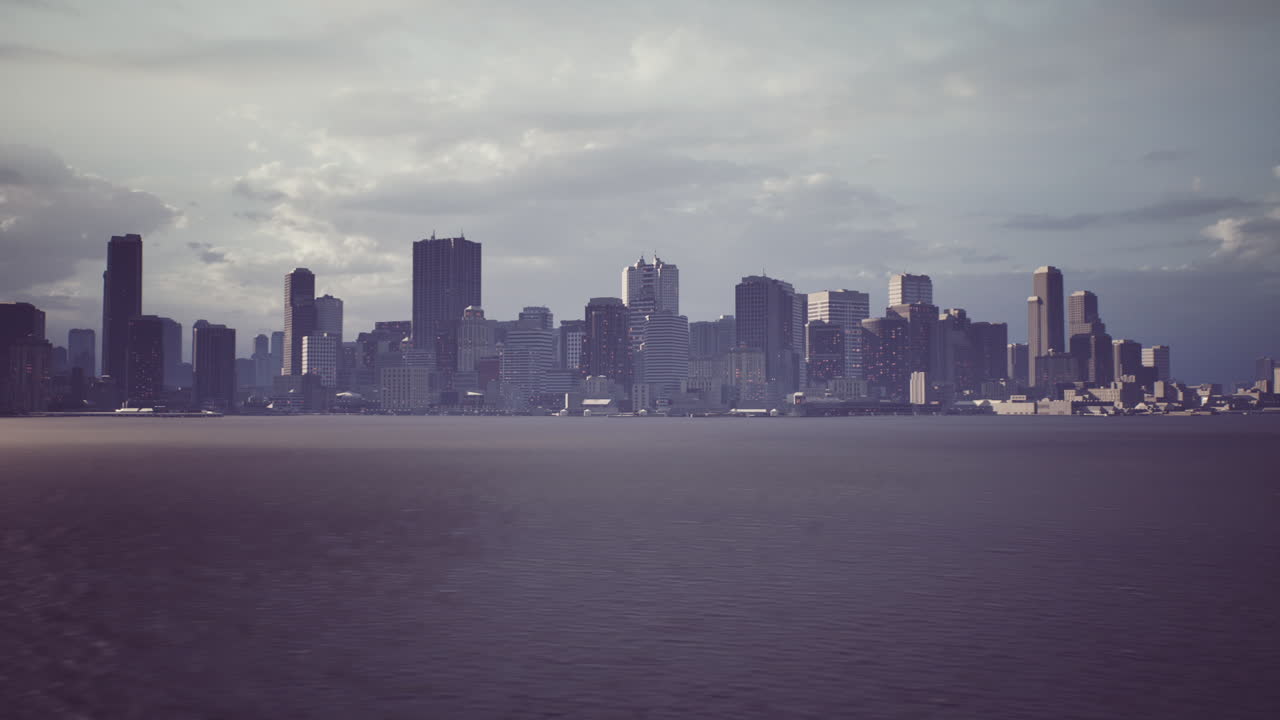 una vista del horizonte de una ciudad sobre una orilla tranquila durante el clima nublado
