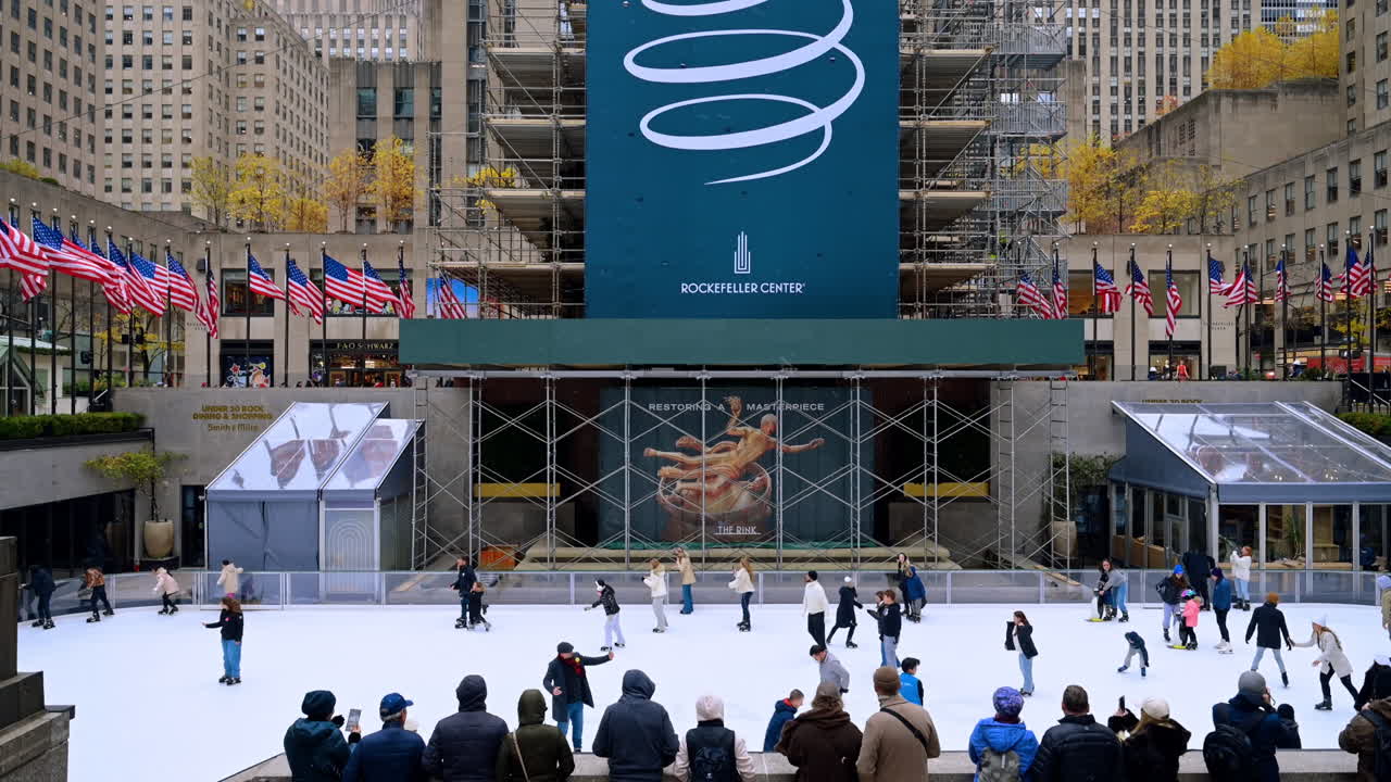 New York, USA, 8 novembre 2025: pattinatori sulla pista del Rockefeller Center. Persone pattinano sulla famosa pista del Rockefeller Center, circondati dalla vista della città