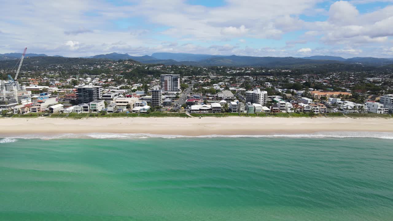 골드 코스트 시티, 퀸즐랜드, 호주의 해안가에 있는 팜 비치의 해안 교외 풍경