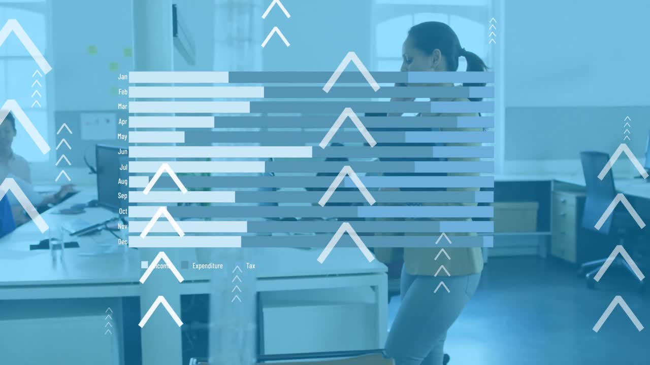 animación de escaneo de alcance y procesamiento de datos sobre una mujer de negocios que usa una computadora portátil
