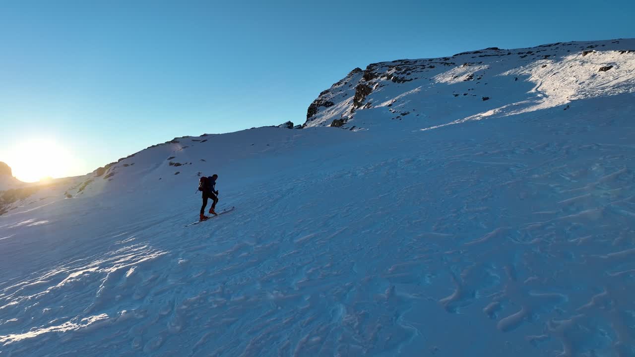 persona del sexo masculino de esquí de travesía durante el amanecer en los dolomitas