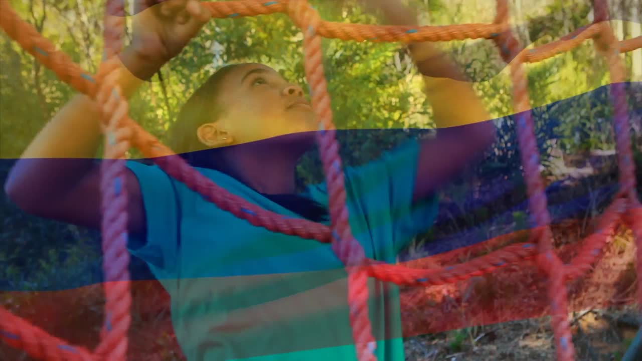 장애물 경주 훈련 중 아프리카계 미국인 소녀 위에 있는 콜롬비아  ⁇ 발의 애니메이션