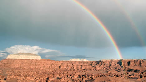 Ein-Regenbogen-Leuchtet-Im-Sonnenlicht,-Während-Er-Sich-über-Den-Goblin-Valley-State-Park-Wölbt