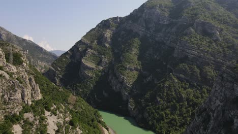 el río neretva fluye a través de colinas y montañas, bosnia