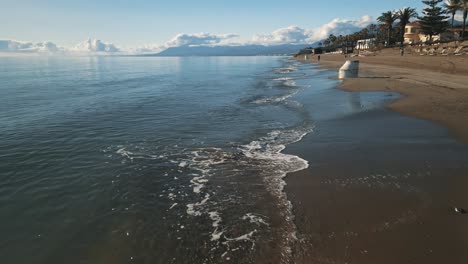 Ocean-waves,-tilting-up-into-the-horizon-on-a-clear-sunny-day