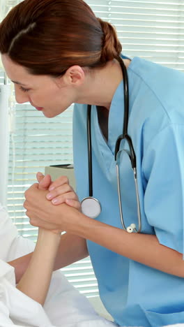 la doctora hablando con su paciente.