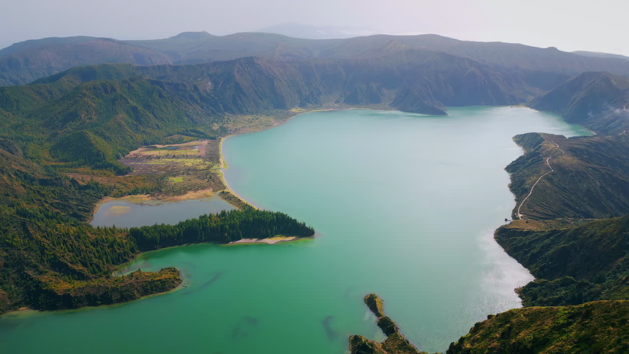 아침에 공중 화산 섬 호수. 파란색 물 는 바위