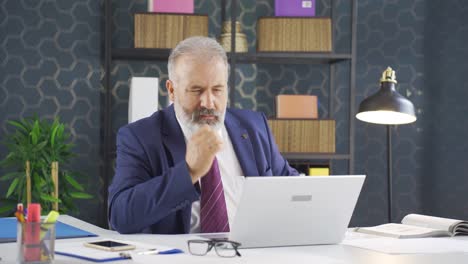 un hombre de negocios mordiéndose las uñas.