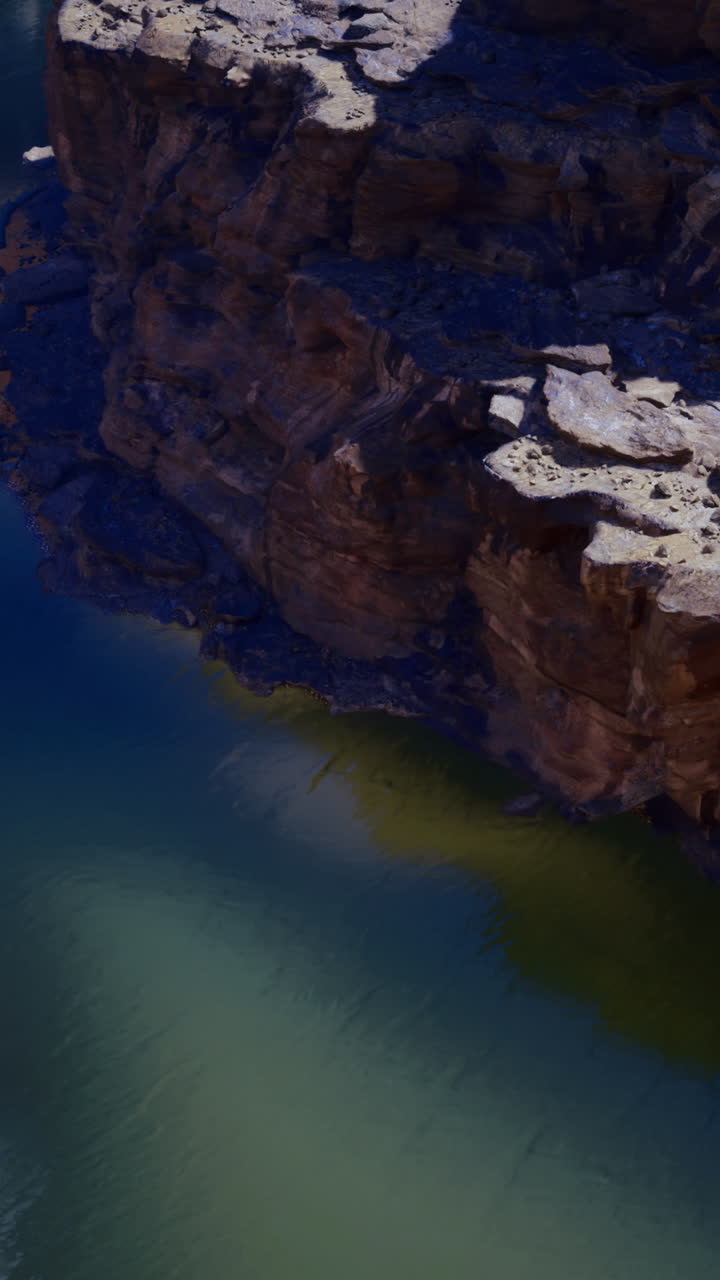 Maestose scogliere incontrano acque tranquille in un sereno paesaggio di canyon