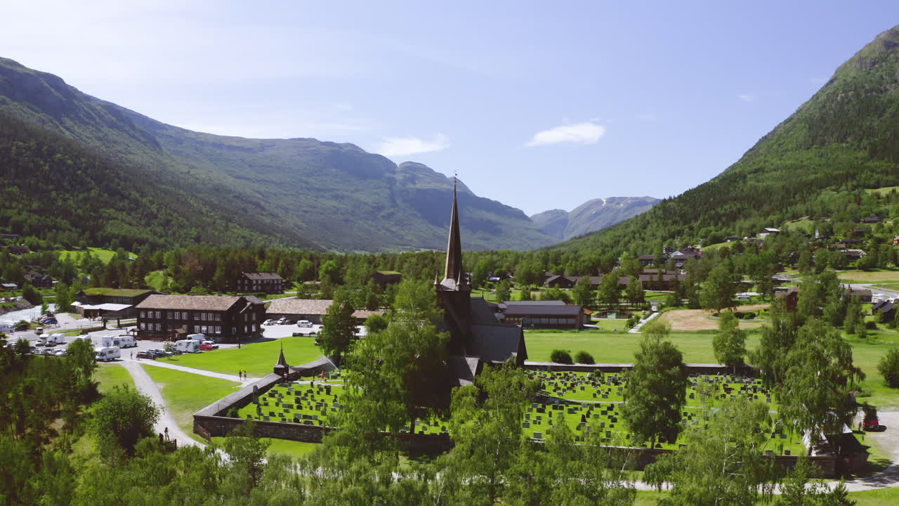 disparo revelador detrás de los árboles de la iglesia de madera de triple nave en el municipio de lom