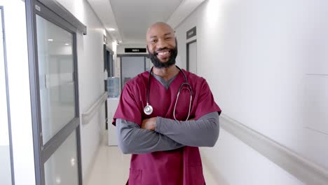 Retrato-De-Un-Feliz-Médico-Afroamericano-En-El-Pasillo-Del-Hospital,-Cámara-Lenta