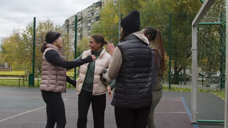 mujer saludando a sus amigos al aire libre