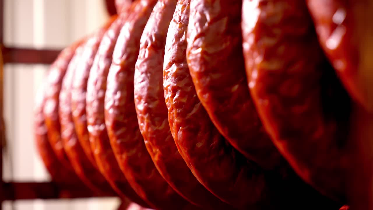 salchichas secas colgantes