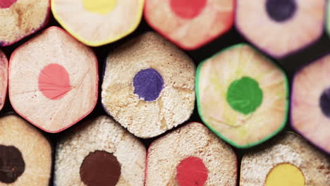 primer plano de lápices de colores, en cámara lenta