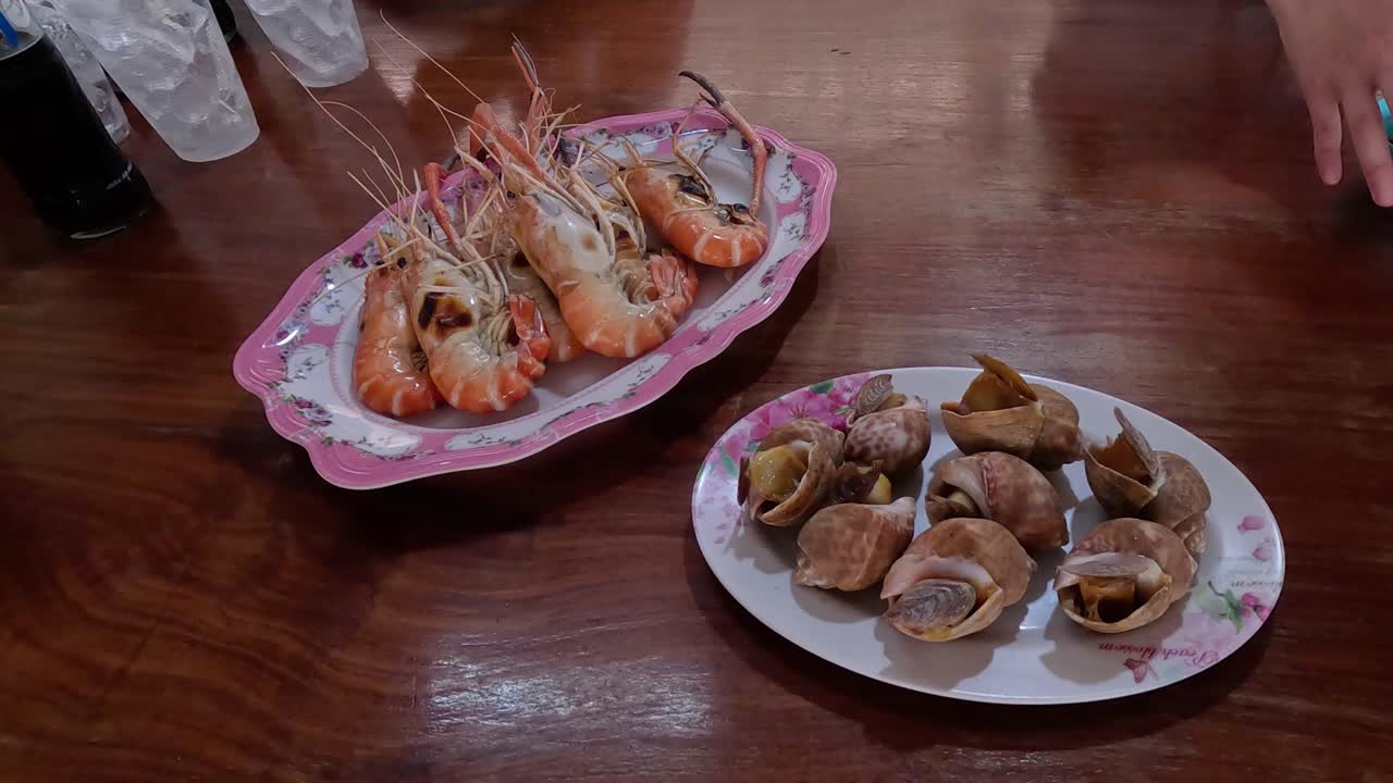 다양한 해산물 요리를 테이블에 배열하는 것