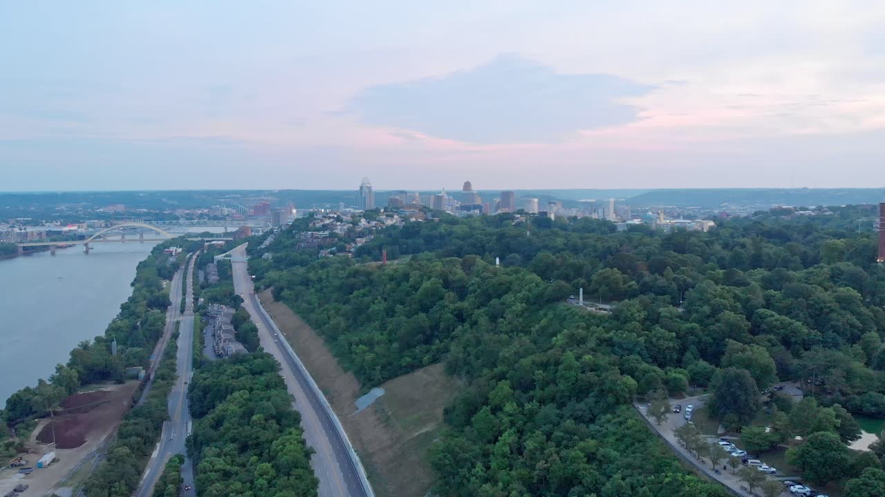 시내타운 신시내티 스카이라인 먼 해가 지는 드론 비디오