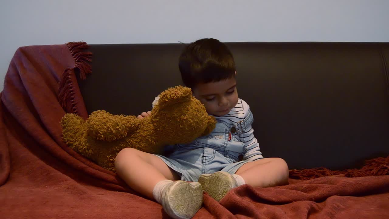 피곤한 아이가 소파에 앉아 잠이 들었다