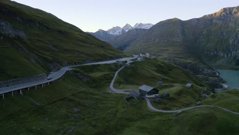 conduciendo en las montañas