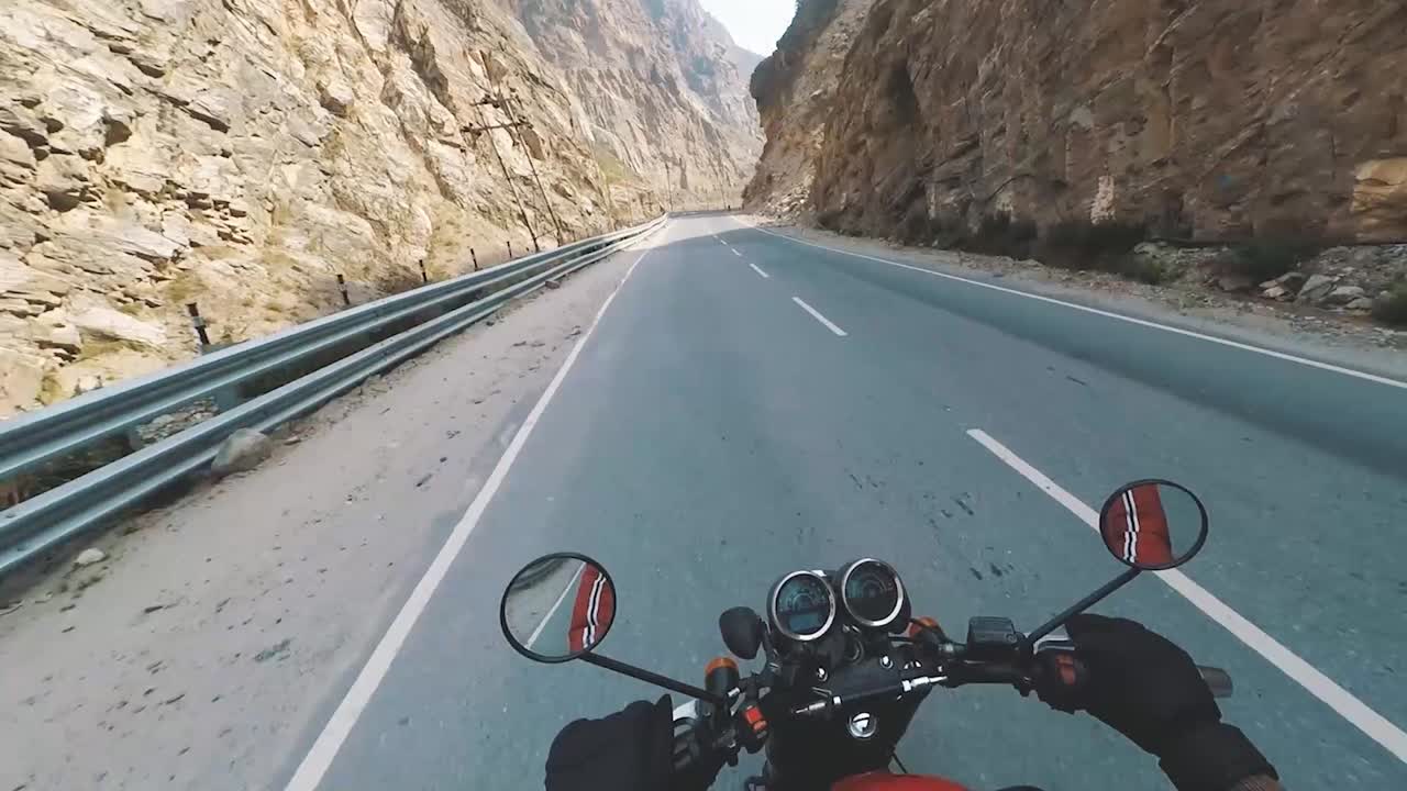 pov de montar una motocicleta en un peligroso pendiente de acantilado en las carreteras himalayas del valle de kinnaur en himachal pradesh, india