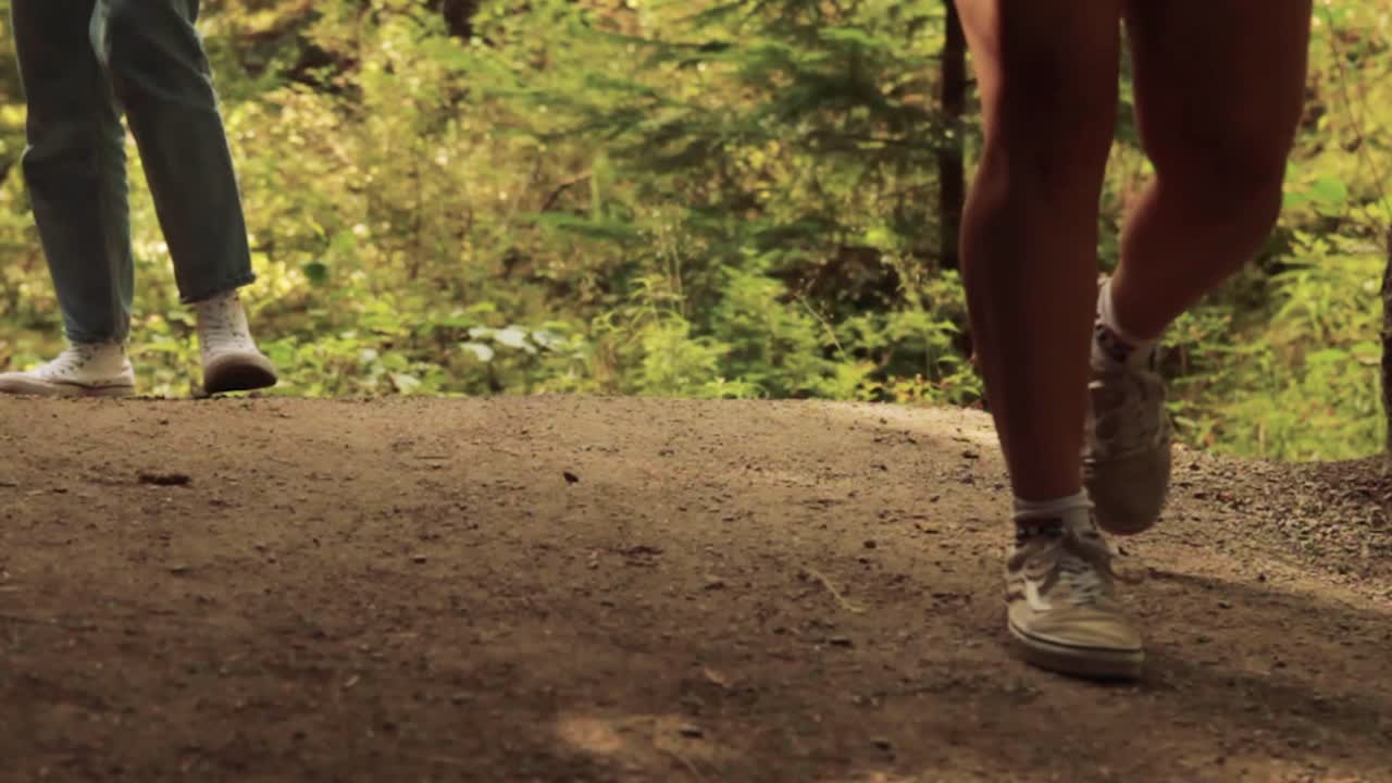 las niñas están explorando el bosque en la ruta de senderismo en un hermoso día de verano en canadá