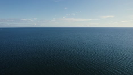 Tagesflug-über-Das-Meer-An-Einem-Sonnigen-Morgen