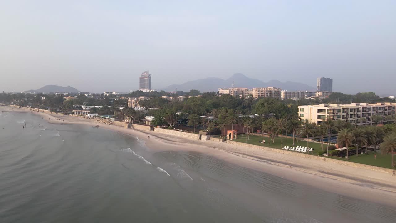 Vista aerea panoramica della spiaggia di Hua Hin in Thailandia.