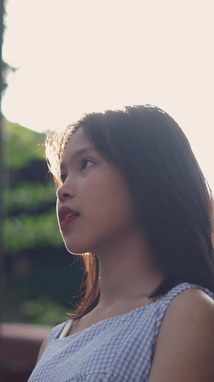 retrato de una mujer joven a la luz del sol