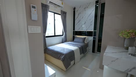 elegante y elegante dormitorio de invitados con idea de decoración de cama individual
