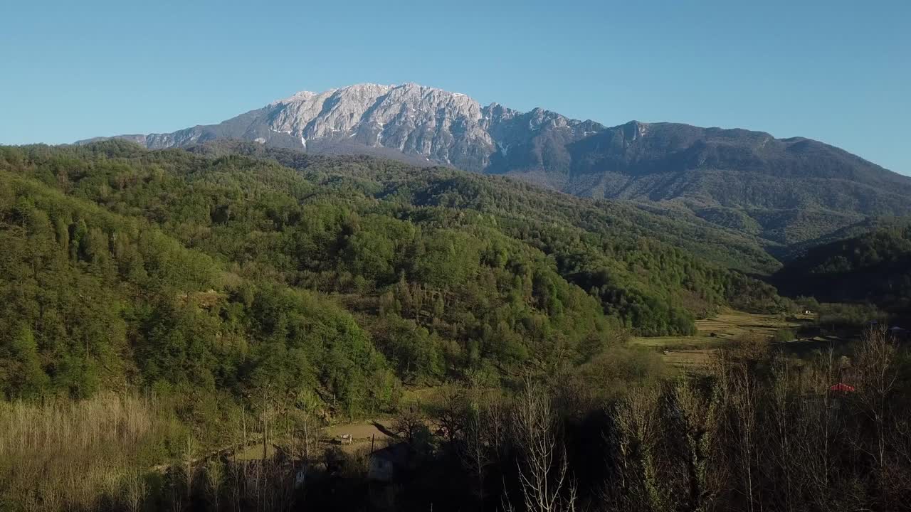 vista épica del volcán de las estribaciones de las montañas en asia oriente medio bosque verde en verano destino de viaje a arabia saudita golfo pérsico verde fresco eco lodges en el bosque naturaleza profunda concepto de viaje de aventura