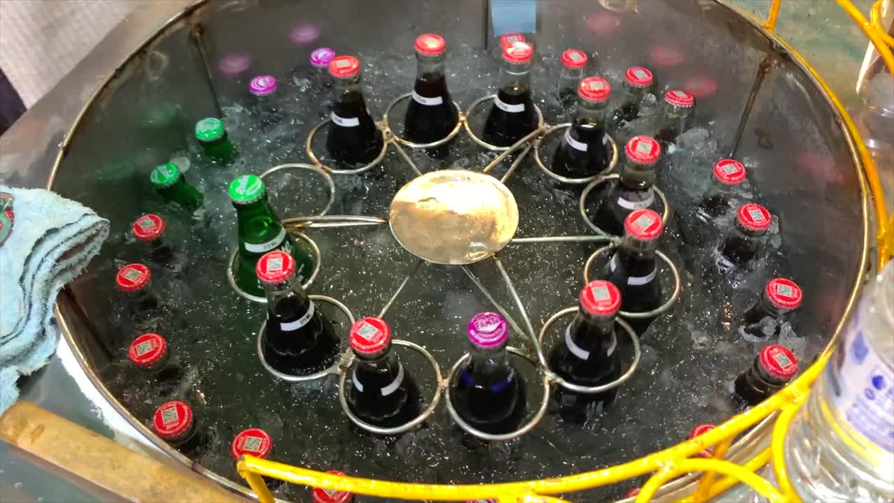 máquina única en el mercado nocturno en tailandia para hacer coque cerca del punto de congelación pero aún potable