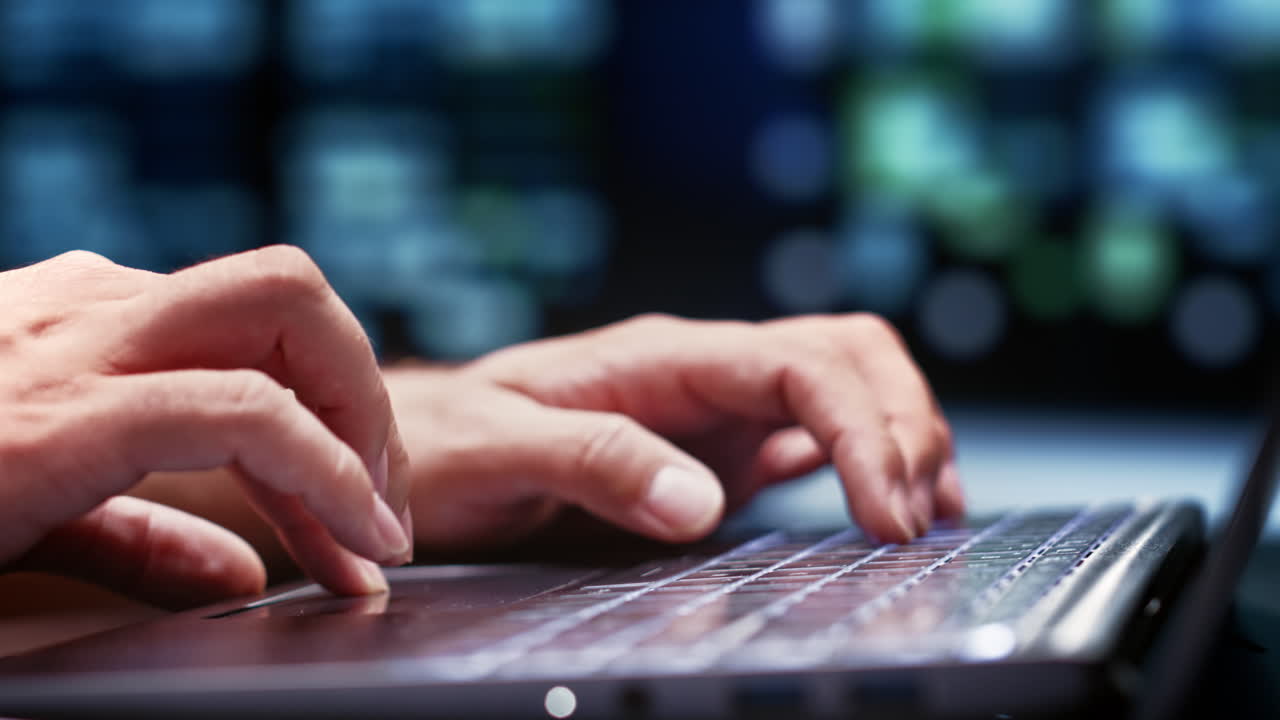 técnico que evalúa las plataformas de servidores