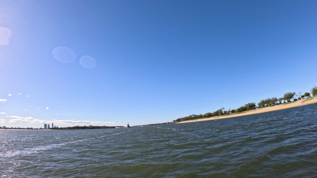 파도와 해안선은 은 파란 하늘 아래